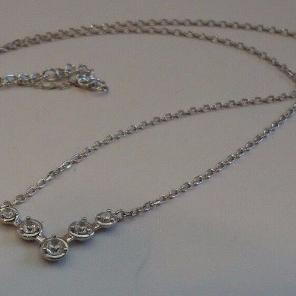 Solid 925 STERLING SILVER V  SHAPE NECKLACE PENDANT .40 CT LAB SIMULATED DIAMOND - Picture 4 of 4